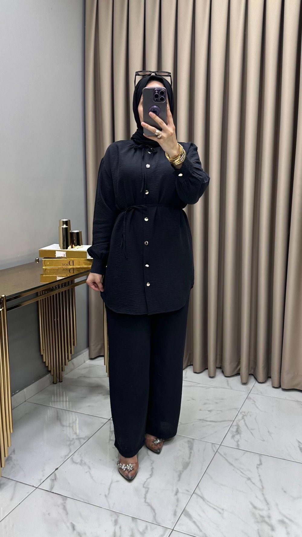 Büşra Takım — Siyah